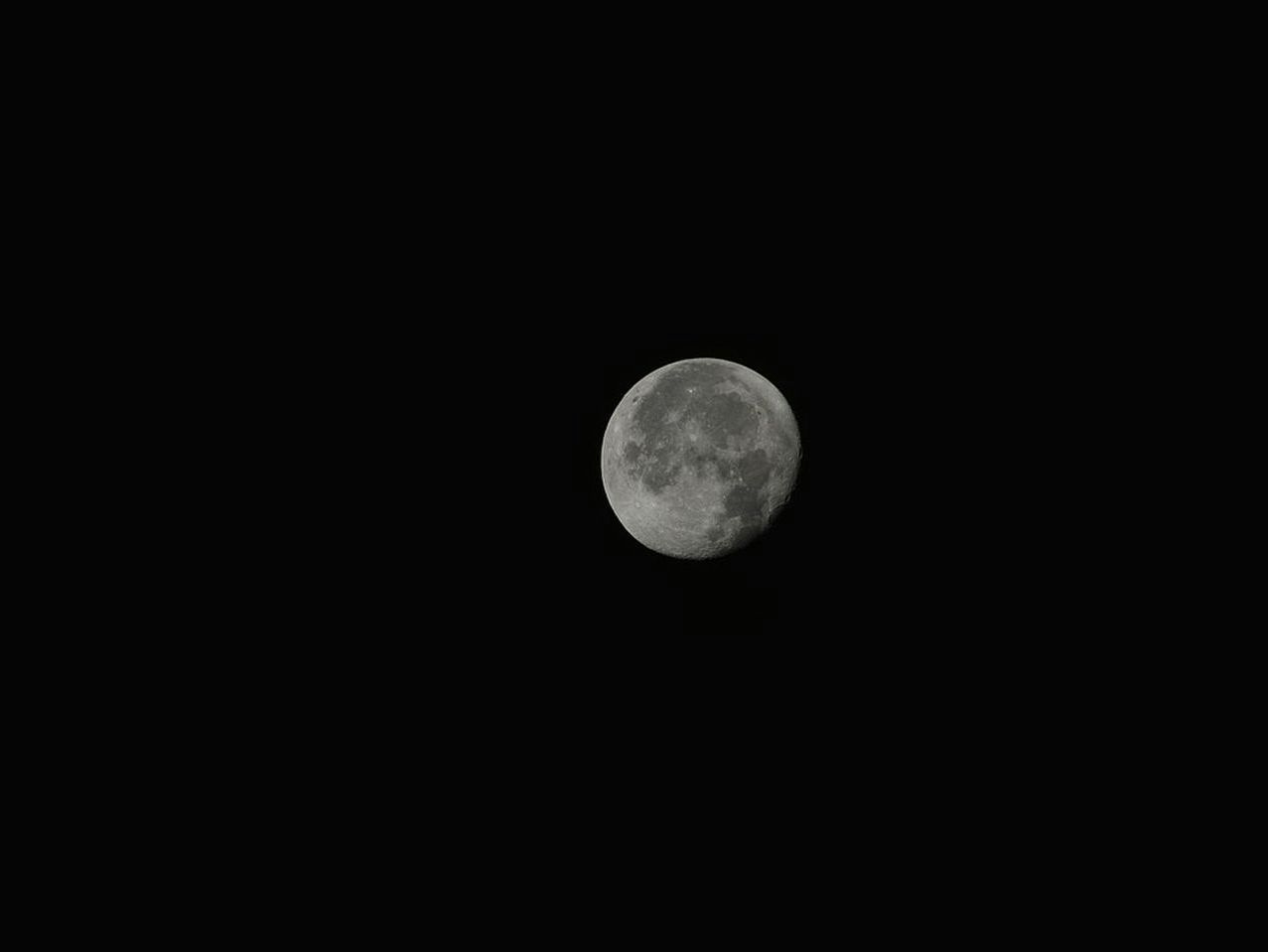 Céu estrelado refletido em um espelho de água durante a noite