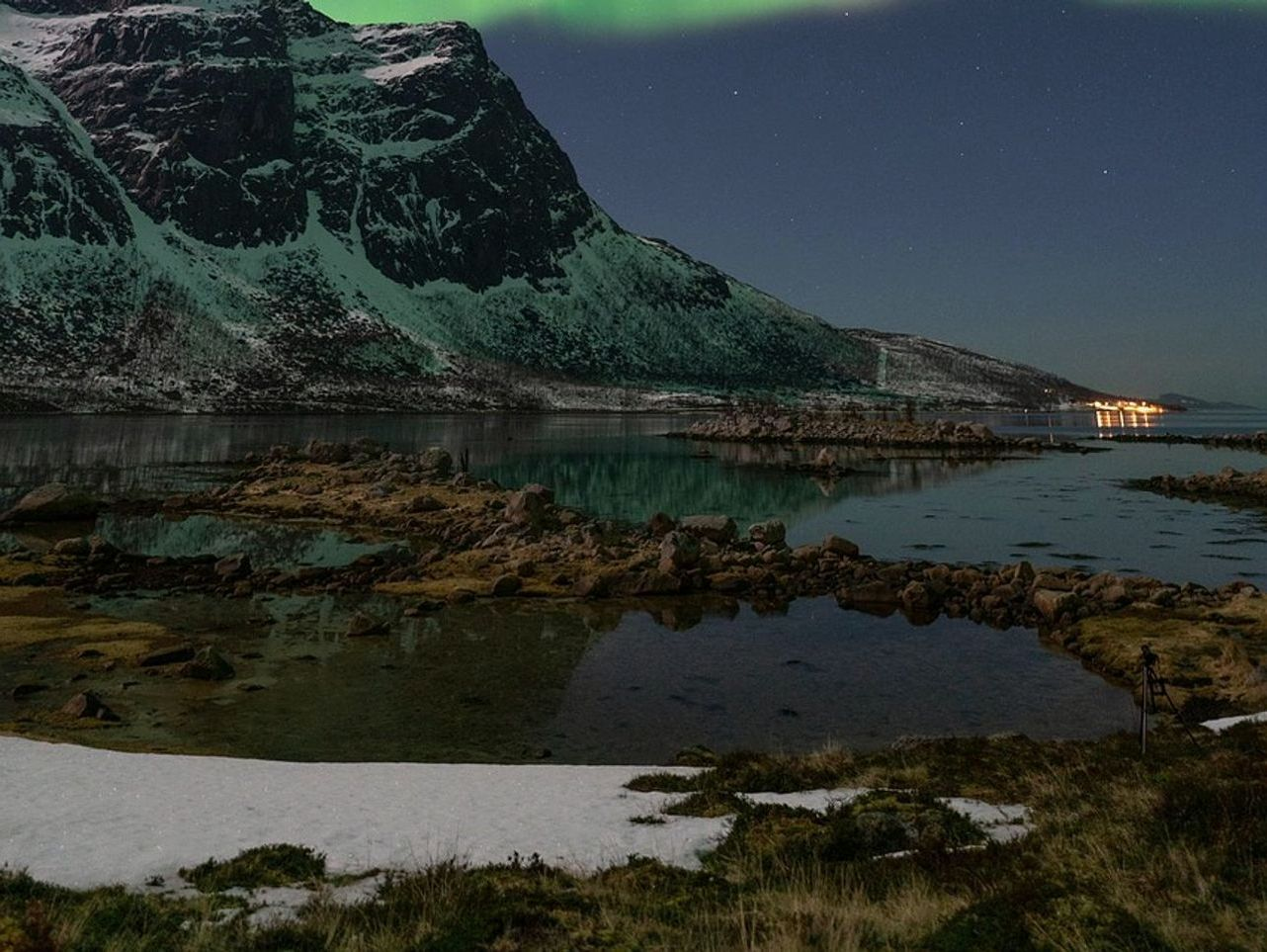 Uma paisagem escura e ampla sob um céu noturno limpo