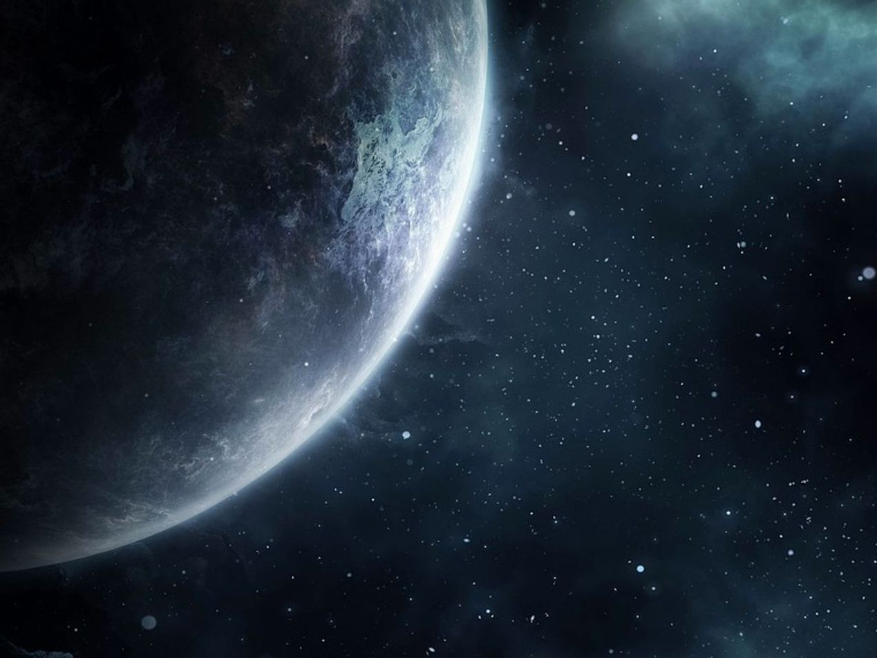 Um telescópio desmontado e organizado sobre uma superfície plana